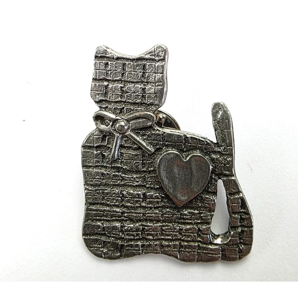 Vintage Handcrafted Pewter Marcie USA Cat Tack Pin Brooch Crosshatch Heart